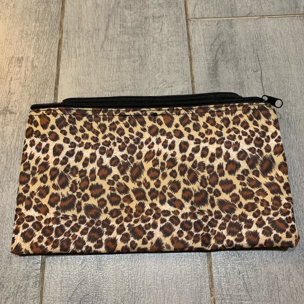 ❤️ Cheetah print makeup bag